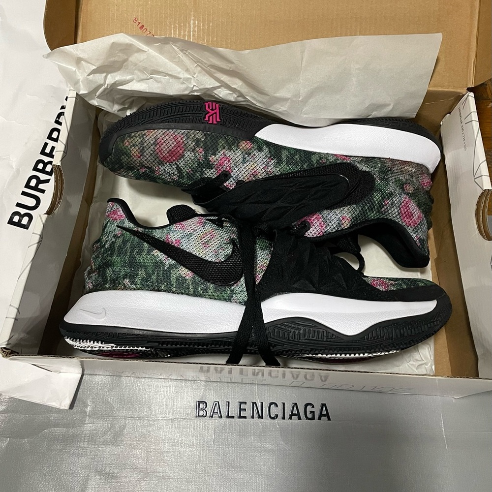 NIKE KYRIE LOW 1 Floral, Size 10
Like New